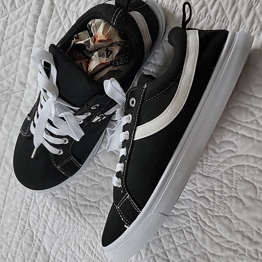 OT Revolution Men’s Casual Canvas Skate Sneakers Black White Size 11 NWOB